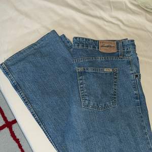 Vintage Levis jeans i bootcut modell och midrise midjehöjd. Jeansen är i bra skick men säljs då de inte används pga att de är lite korta i benen för mitt tycke. Är 183 cm för referens 