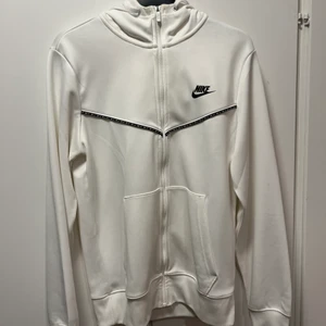 Nike tröja - Säljer min tröja som är liten för mig. Det är storlek och köparen står för frakten