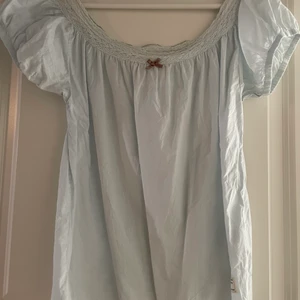 Odd Molly topp - storlek 0 - Topp från Odd Molly. Ljus blå med vita spetsdetaljer och söt rosett. Något större skuren hals. Använd en gång. 