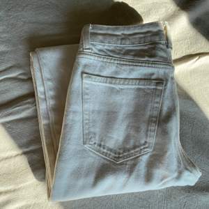 Beiga jeans från bikbok! Jp regular wide ecru. W24. Gott skick inga tecken på användning❤️‍🔥 köparen står för frakt!