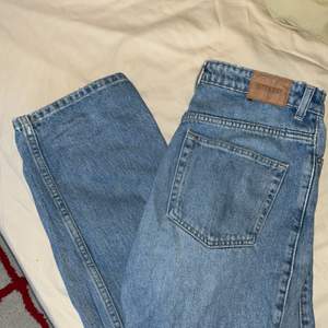 Jeans från weekday i modellen Rowe. Knappt använda. Är 183 cm för referens 