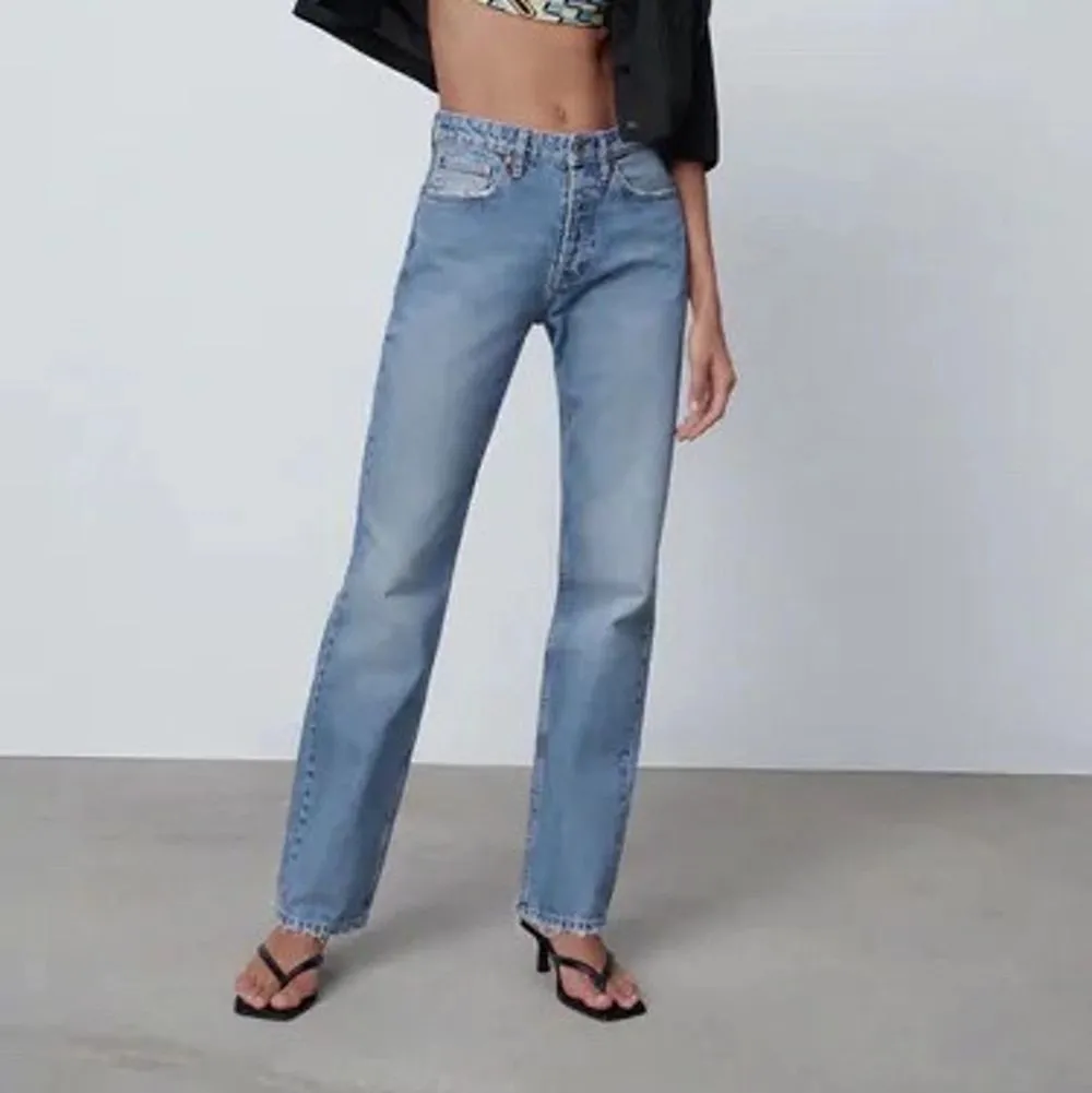 Säljer dessa jeans från zara då dom inte kommer till användning längre💕. Jeans & Byxor.