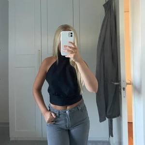 Svart topp med öppen rygg - Svart topp med öppen rygg🥰 frakt ingår ej