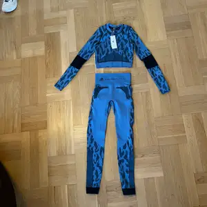 Ett träningsset från Stella McCartneyxAdidas. Tröjan är oanvänd. Leggingsen är använda och tvättade en gång.