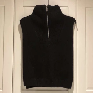Stickad väst - Superfin stickad väst från HM, aldrig använd därför säljes den. Står att storleken är onesize men skulle säga att den är strl s/m. Kan fraktas!💕