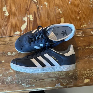 Adidas gazelle - Adidas skor, använda max 5 ggr. Förstora för mig :(