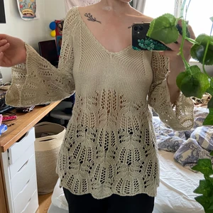 Tröja - Så fin tröja men behöver plats i garderoben. Står ingen storlek men uppskattas till S. Möts i Stockholm eller skickar mot fraktkostnad <3