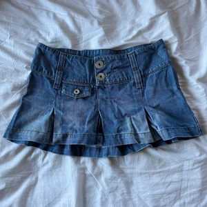 mini denim skirt - super söt mini jeanskjol som tyvärr är för stor på mig :(( midjemått: 84 cm! dma om ni har frågor! 💕💕
