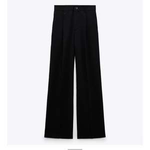 Säljer dessa Zara full length byxor köpta förra året, varsamt använda! Perfekt till vardags eller till finare tillfällen. Frakt förekommer. ☺️