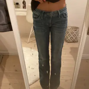 Så fina ljusblåa low waist jeans i storlek xs/s💛 säljer för att dom är lite för korta på mig