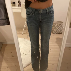 Ljusblåa jeans - Så fina ljusblåa low waist jeans i storlek xs/s💛 säljer för att dom är lite för korta på mig