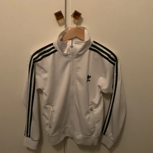 Vintage Adidas zip  - Adidas zip vintage vit/svart Skulle nog passa dig som är mellan 160-170 cm lång