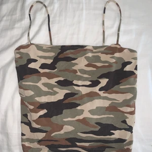 Militär mönstrat linne från Gina tricot  - Linne från Gina tricot i militär-mönster. Köpt för flera år sedan men bra skick ännu. 🥰