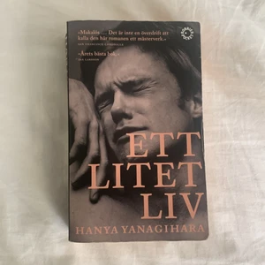 Ett litet liv - Ett litet liv av Hanya Yanagihara. Boken har mycket gula sidor på utsidan. Skriv om du har några frågor eller vill ha fler bilder <3