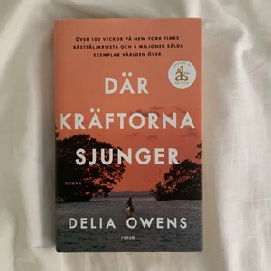 Där kräftorna sjunger  - Där kräftorna sjunger av Delia Owens. Den är i fint sick men har en ganska stor riva på utsidan (se bild 3) vilket man kan tejpa ihop om man vill. Skriv om du har några frågor eller vill ha fler bilder <3