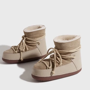 Inuikii skor - Säljer ett par helt nya inuikii skor i färgen classic beige, då de är lite för små för mig. De är i storlek 39, box medföljer såklart. Nypris är ca 3000 kr och jag säljer dem för 2200💕hör av er för frågor eller fler bilder!