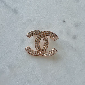 Chanel brosch - Chanelbrosch i guld