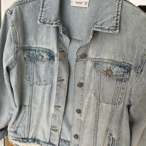 Mango jeans jacka - Säljer min jättefina jeans jacka från mango, i storlek one size, känns som M.