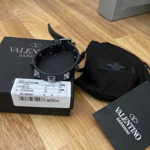 Valentino armband  - Säljer nu mitt fina valentino armband🥰 som inte kommer till användning längre och är i jätte bra skick, precis som ny! Ny pris 2200kr kan även byta färg om någon vill det🥰 Kartong, bag samt extra nitar kommer med❤️