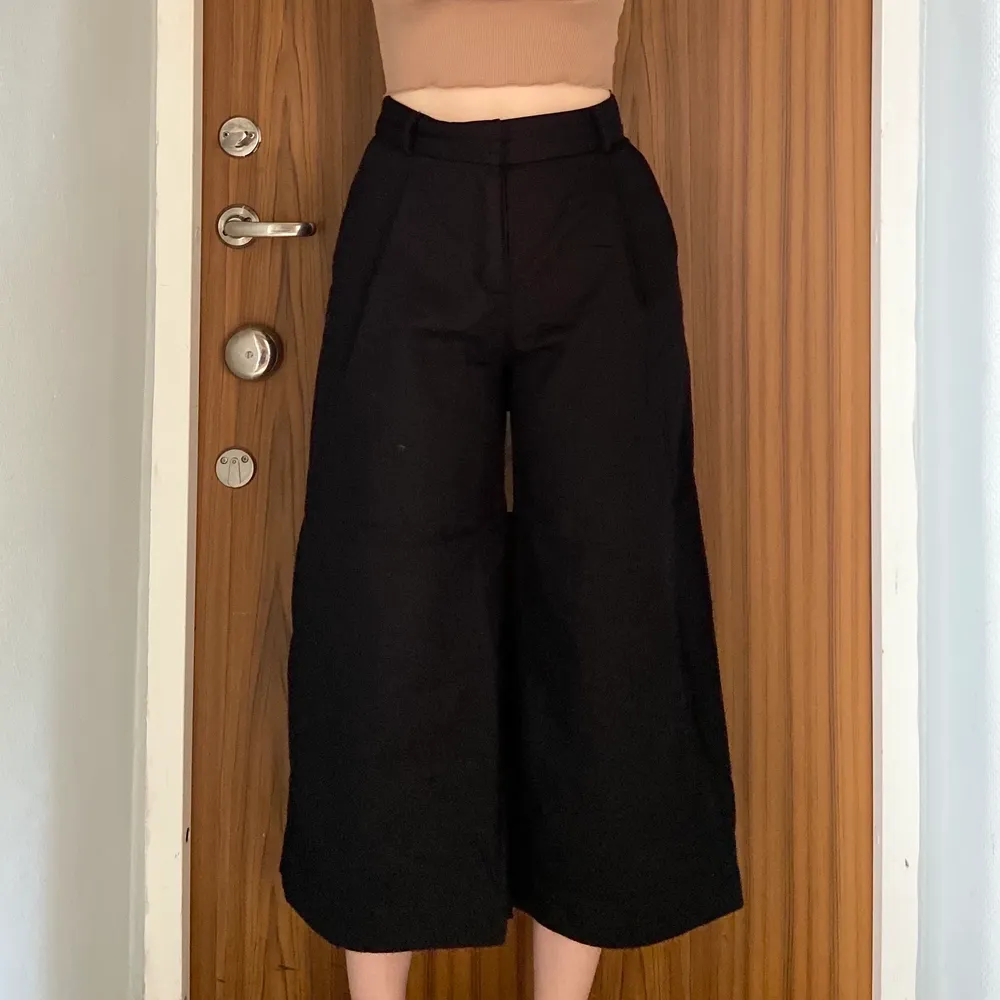 Superfina svarta culottes som aldrig är använda då de är alldeles för korta för mig. Midja ca 69 cm och innerbenslängd 60 cm. Möts i Stockholm eller skickar mot fraktkostnad (60 spårbart) <3. Jeans & Byxor.