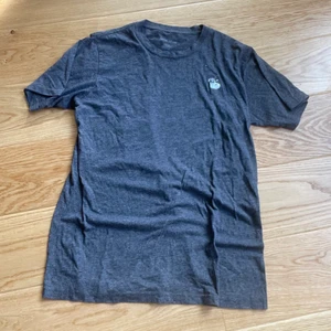 Fucking Awesome T shirt  - FA/Fucking Awesome ”Acid” Tshirt. Sjukt skön och fet t shirt men som jag tyvärr tröttnat lite på. Köpt på fucking awesomes hemsida Size M, passar även L Pris 200kr, diskuterbart!