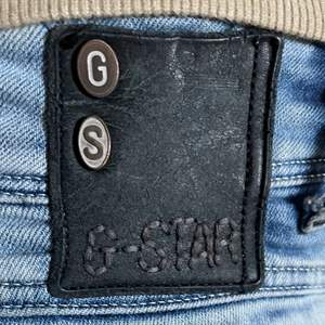 Ljusa jeans från GS (G star) i storlek small.  Raka ben. Köparen står för frakt.