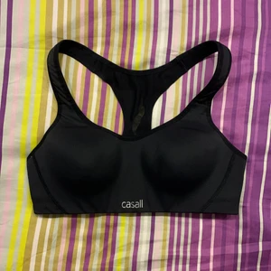 Svart sport-bh från Casall - En svart sport-bh från Casall som har aldrig använts. || Köparen står för frakt || Köpt för 299 ||