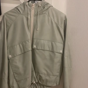 Pull and bear grön regnjacka - En jättefin cropped pastellgrön regnjacka från Pull and Bear. Köpte för ett år sedan men har använt den bara två gånger. Mycket bra skick och ny som när jag köpte den 💕💝