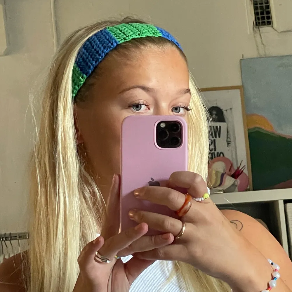 Blå och grönt hårband💙💚 . Accessoarer.