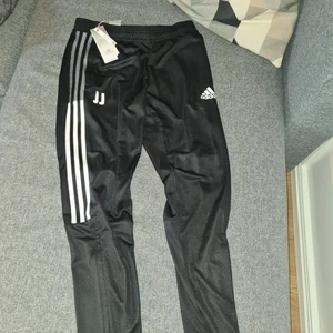 Adidas overall byxa - Adidas overall byxa storlek M med initialerna JJ, helt nya och aldrig använda. Små i stoleken. Köpare betalar frakt.