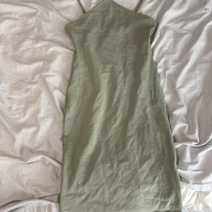 Klänning  - Helt oanvänd klännig ifrån H&M! Storlek XS men i ganska stretchigt material💗 skriv privat för fler bilder! Nypris 150 säljer för 100