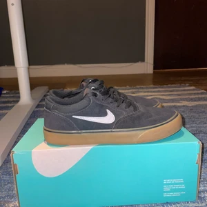 Nike SB Chron 2 - Jättefina skor i nyskick i storlek 38,5. Skorna är endast använda ett par gånger då de är för små. Nypris 649kr! Mitt pris 249kr men pris kan diskuteras. Köparen står för frakten eller så kan vi mötas upp i Gävle.  
