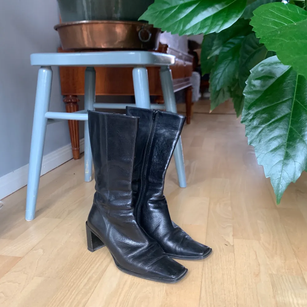 Svarta boots i läder-imitation i strl 37. Klacken är 6 cm :)). Skor.