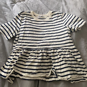 Zara strl S - Detta är en tröja från zara som sitter jättebra över byst och armar, den har andvänds några enstaka gånger