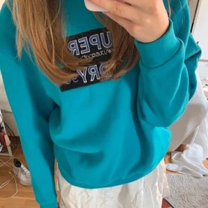 Superdry tröja - Tjocktröja från superdry i jättefin färg!! Passar de flesta storlekarna. Har lite hål på ena armen (se bild) men inget man tänker på! 💗💗