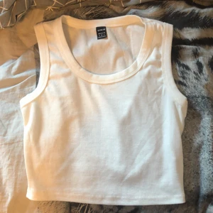 Linne  - Ett vitt linne från SHEIN har aldrig andvänt den.