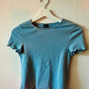 Glittrig blå croppad topp - Glittrig blå croppad topp. Nyskick! 