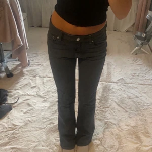 Svarta lågmidjade jeans  - Svarta lågmidjade jeans, knappt använda 