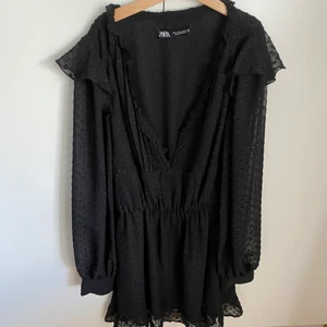 Zara känning strl s - En zara klänning köpt i canada! Aldrig använt bara provat i omklädningsrum då den är för kort på mig ( är 182)! (Nypris 399 kr)