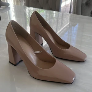 Klackar  - Säljer jätte fina klackar från H&M st 37, använda 1 gång