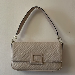 Guess väska - Liten söt oanvänd guess väska. 2 olika shoulder straps och den långa är justerbar!💗köpt för 1100