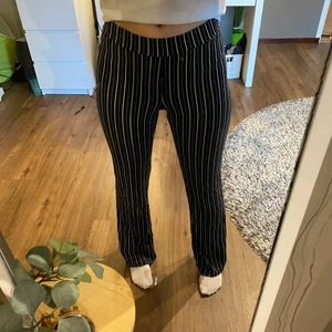 Randig byxor - Randiga byxor som är lite bootcut från gina tricot! Säljer då dom ej används å knappy har använts heller!  Super fint skick och tunt och skönt material !  i stolek S!  Säljer för 100 + frakt! 💗