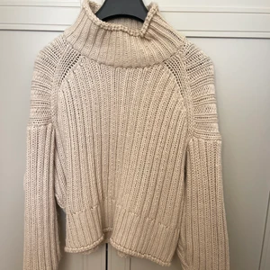 Grovstickad tröja  - Grovstickad tröja i en beige färg. Använd enstaka gånger. 