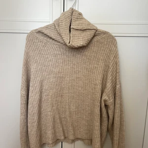 Stickad tröja med krage - Använd två gånger. Passar storlek XS-M beroende på önskad passform. 