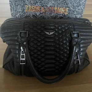 Zadig Voltaire väska  - Större väska i modellen " Sunny medium" inköpt för cirka 5000 på zadigs butik. Kvitto mm medföljer. Rymlig väska. Skriv meddelande för fler bilder. Pris går att diskutera vid snabb affär ❤️❤️skriv privat för mer info❤️