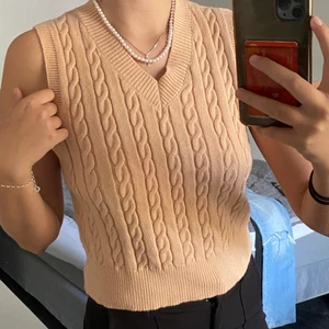 Stickad väst  - Skönt material. Fint skick, aldrig använd. 😋