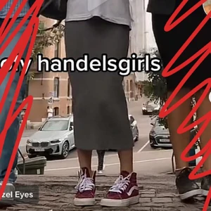 Stickad Kjol - Säljer nu min gråa stickade kjol då den inte sitter riktigt som jag vill. Kjolen är använd ett fåtal gånger. Kjolen är i storlek XS men är väldigt stretchig så passar nog upp till M(Bilden är min egen så det är så kjolen sitter) Kjolen är köpt för 400kr ❤️