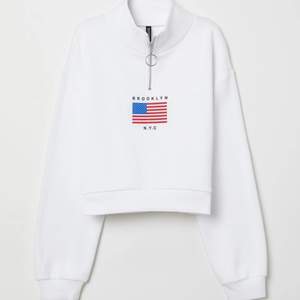 Säljer denna vita sweatshirt. Använt tröjan ett fåtal gånger, därmed är tröjan i gott skick. 