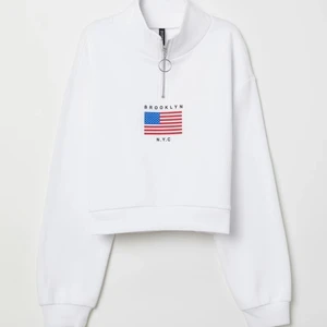 Vit sweatshirt  - Säljer denna vita sweatshirt. Använt tröjan ett fåtal gånger, därmed är tröjan i gott skick. 