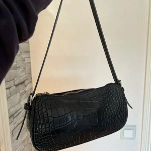 Baguette väska - Säljer nu min svarta baguette väska då den inte kommer till användning. Såå snygg och passar verkligen till allt!! Som ny! 🖤